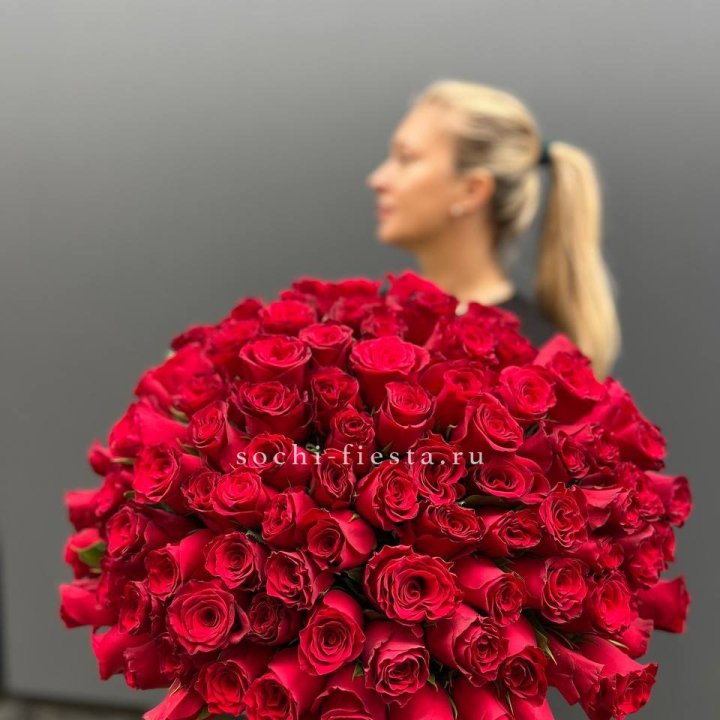 Охапка из 101 красной розы в Красноярске