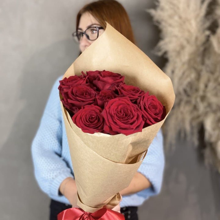 9 красных роз в крафте в Красноярске