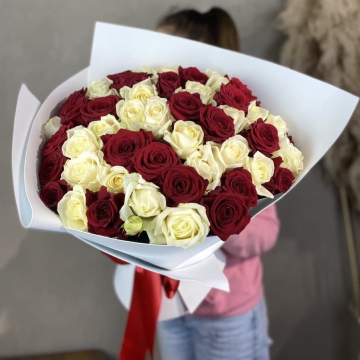 51 красная и белая роза в Красноярске