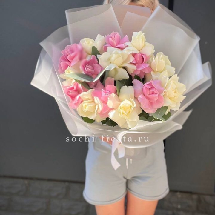 15 бело-розовых роз в Красноярске
