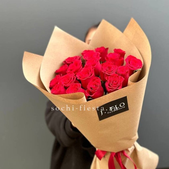 19 красных роз в крафте в Красноярске