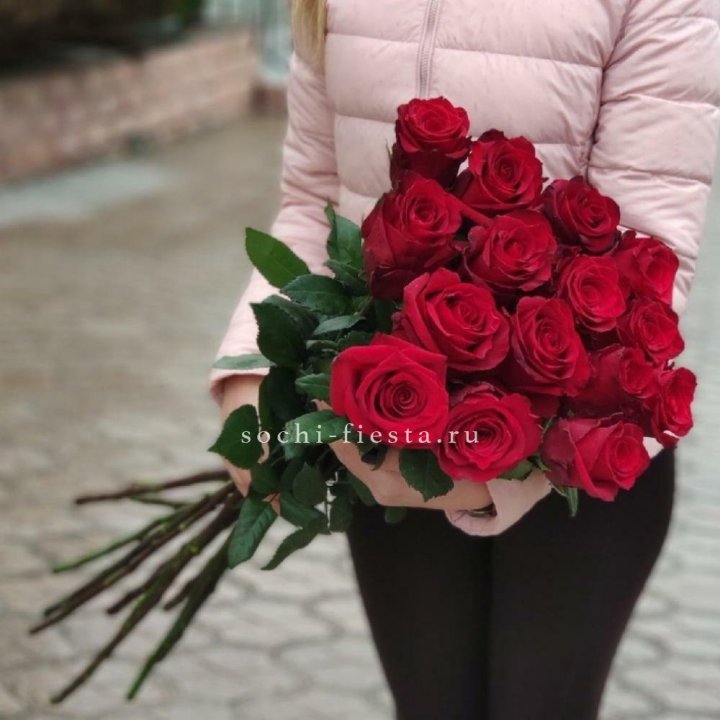 15 высоких красных роз в Красноярске