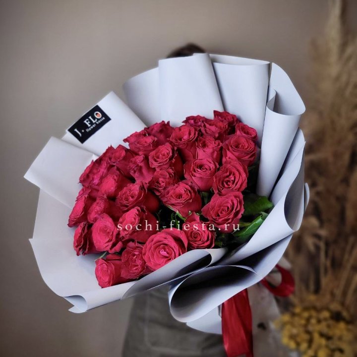 Красные розы 33 шт в Красноярске