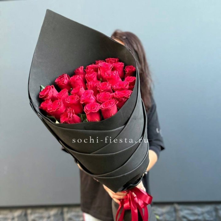 25 высоких красных роз в Красноярске