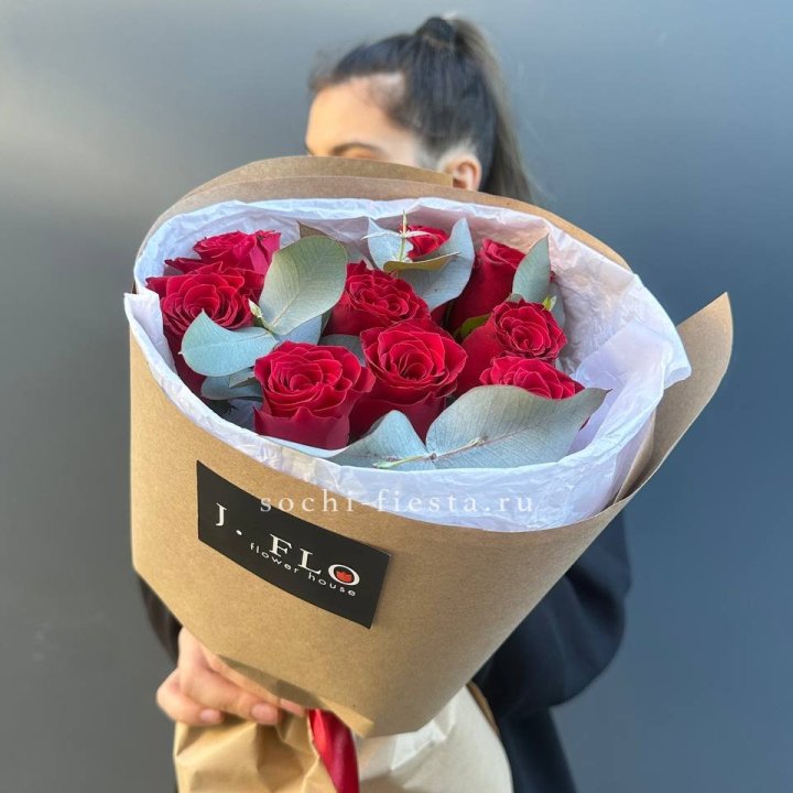 9 роз с эвкалиптом в Красноярске