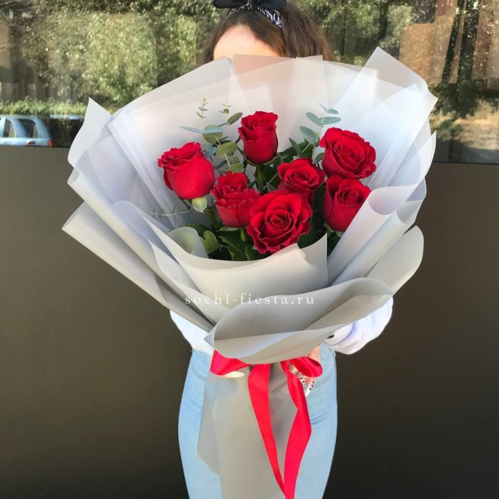 7 красных роз с эвкалиптом  в Красноярске