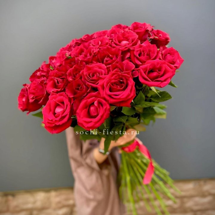 51 высокая красная роза в Красноярске