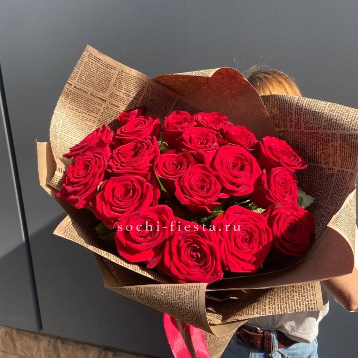 19 красных роз Леди Крафт в Красноярске