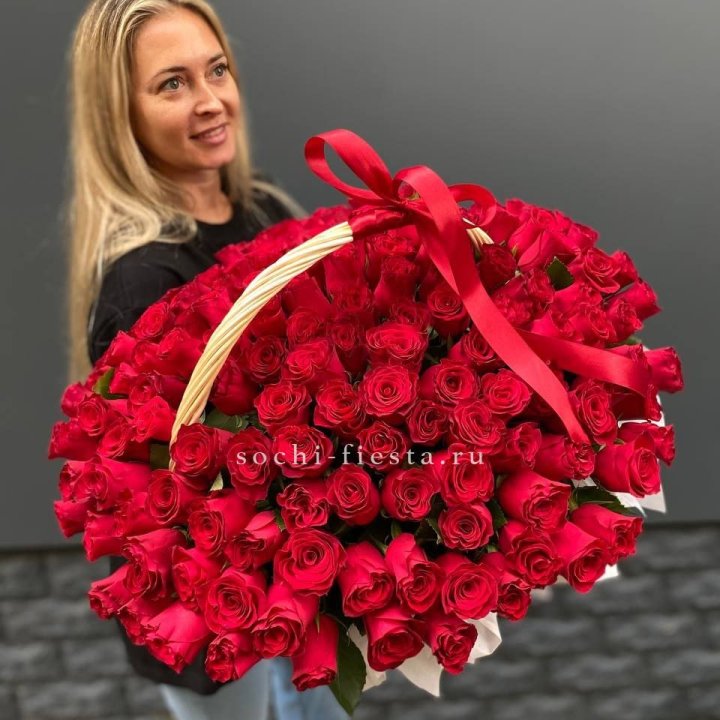 151 красная  роза в корзине в Красноярске