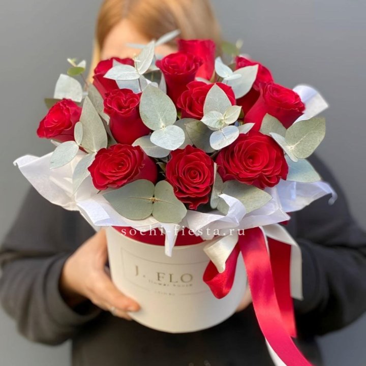 11 роз в шляпной коробке в Красноярске
