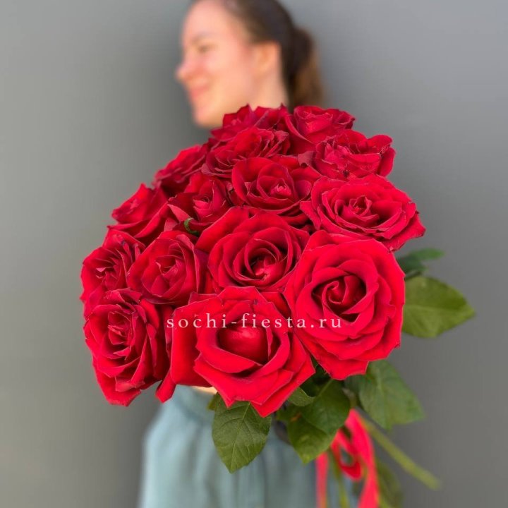 15 красных роз под ленту в Красноярске