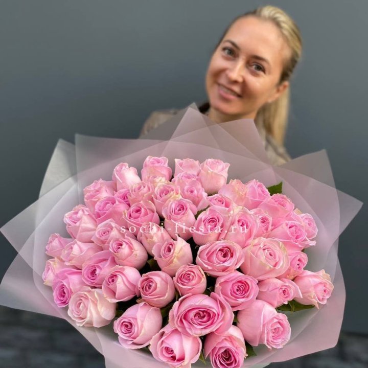 51 розовая роза в Красноярске