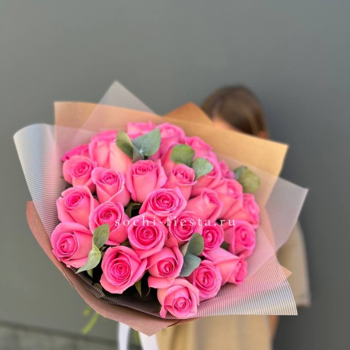 31 розовая роза с эвкалиптом в Красноярске