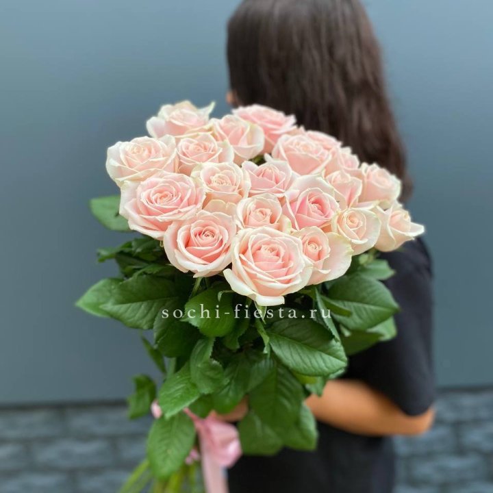 Высокие розовые розы в Красноярске