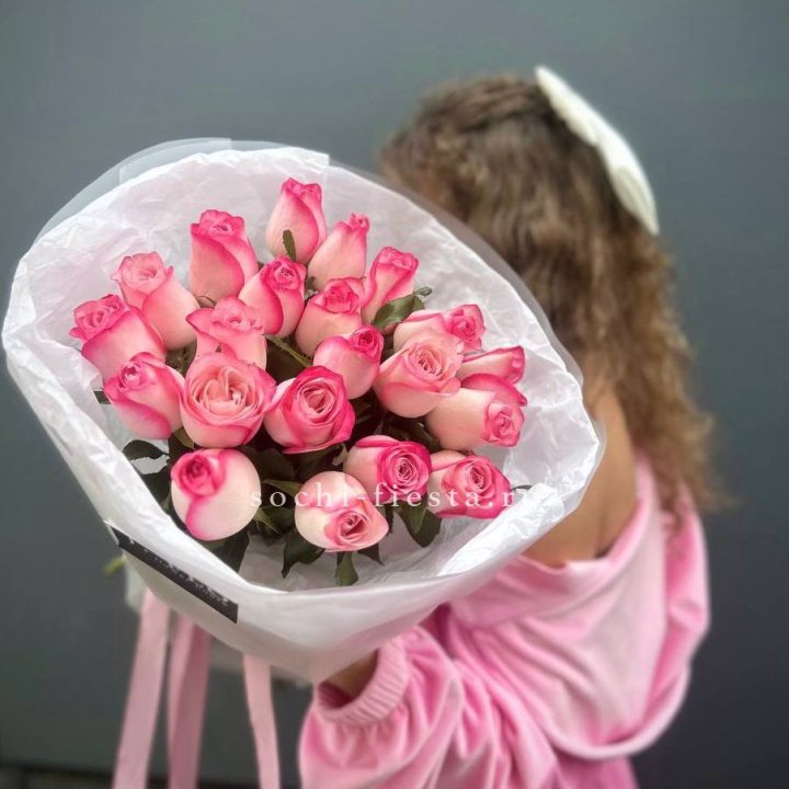 21 розовые розы Венди  в оформлении в Красноярске