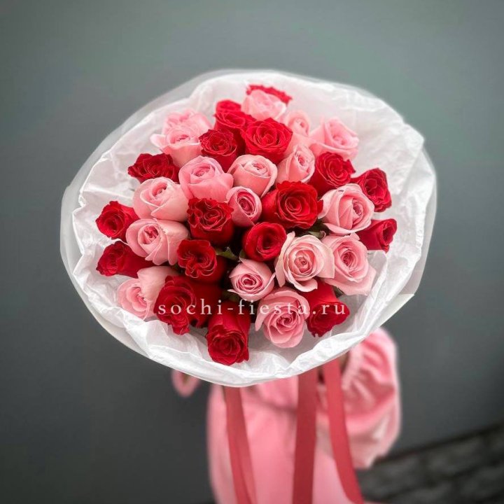 Букет красных и розовых 35 роз в Красноярске