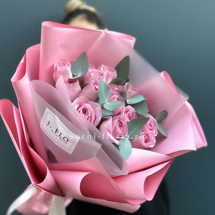 15 Розовых роз с эвкалиптом в Красноярске