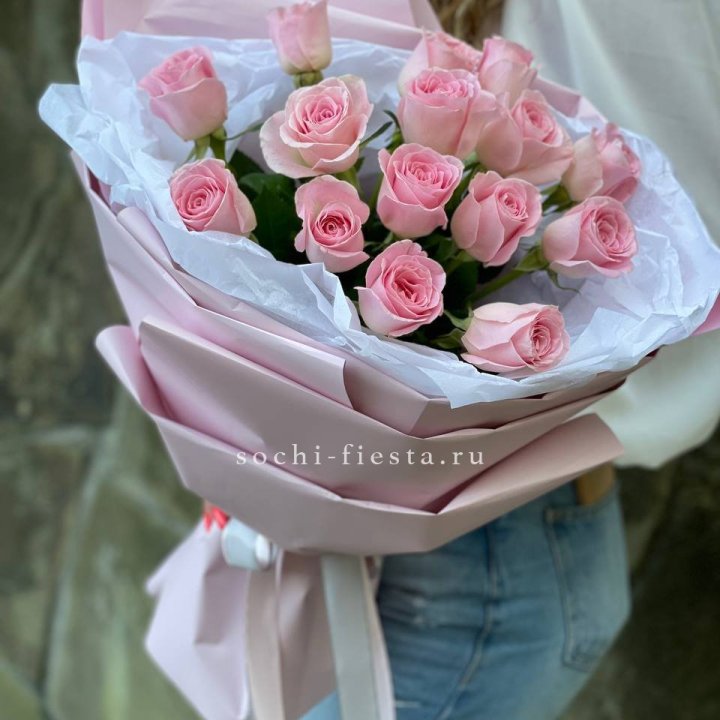 Розовые розы в авторском оформлении в Красноярске