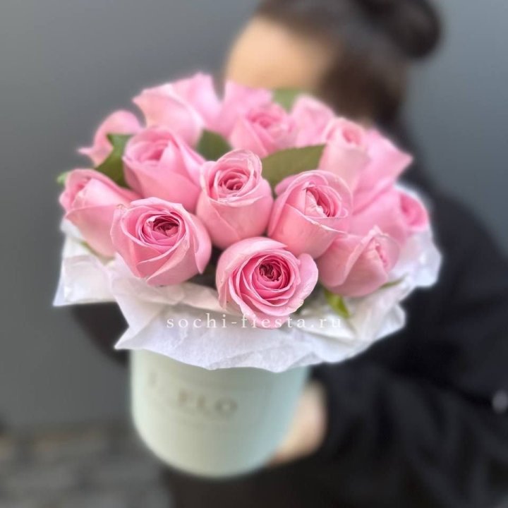 17 розовых роз в цилиндре в Красноярске