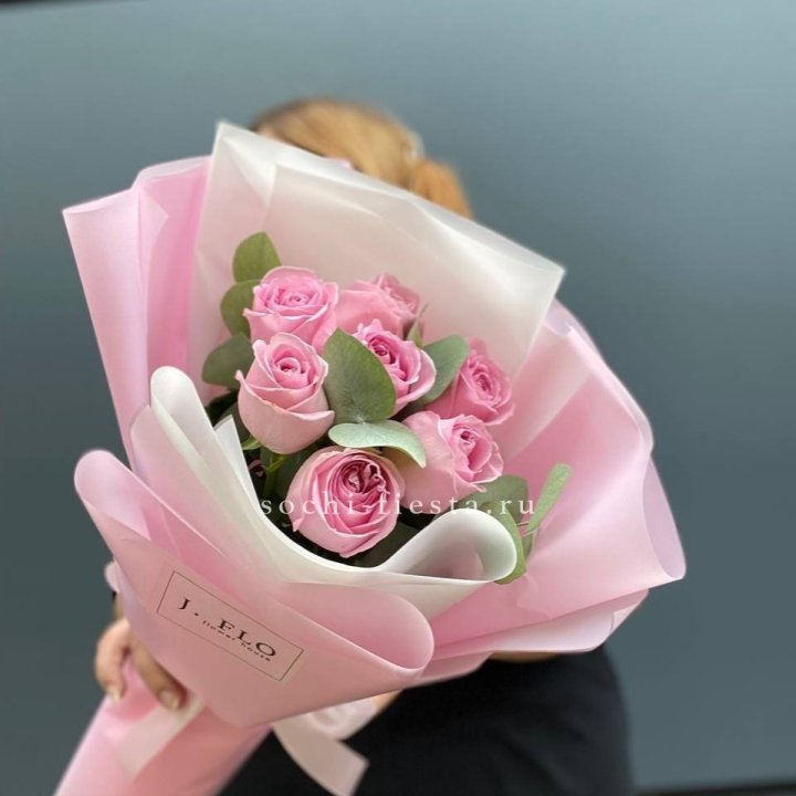 7 розовых роз с эвкалиптом в Красноярске