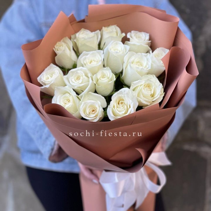 15 белых роз сиена в Красноярске