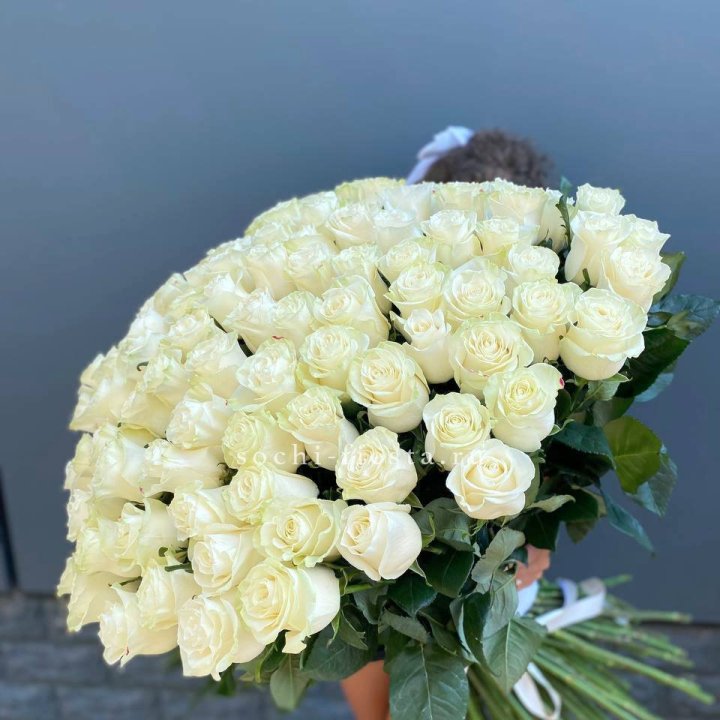 101 белая высокая роза в Красноярске