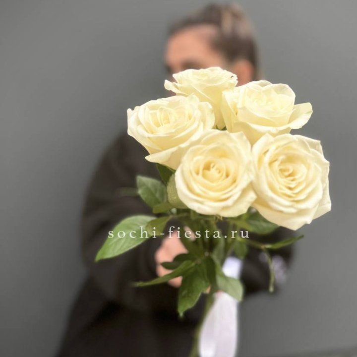 Букет 5 белых роз  в Красноярске