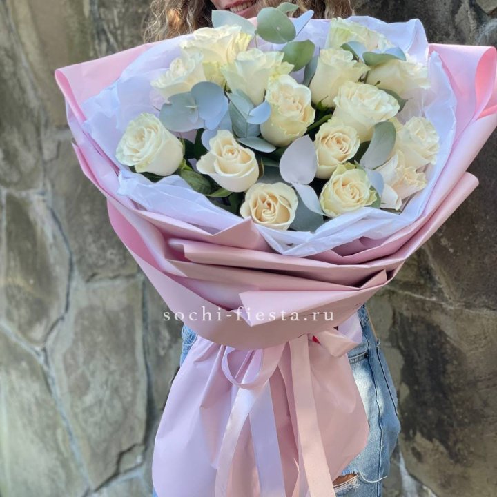 Белые розы в авторском оформлении в Красноярске