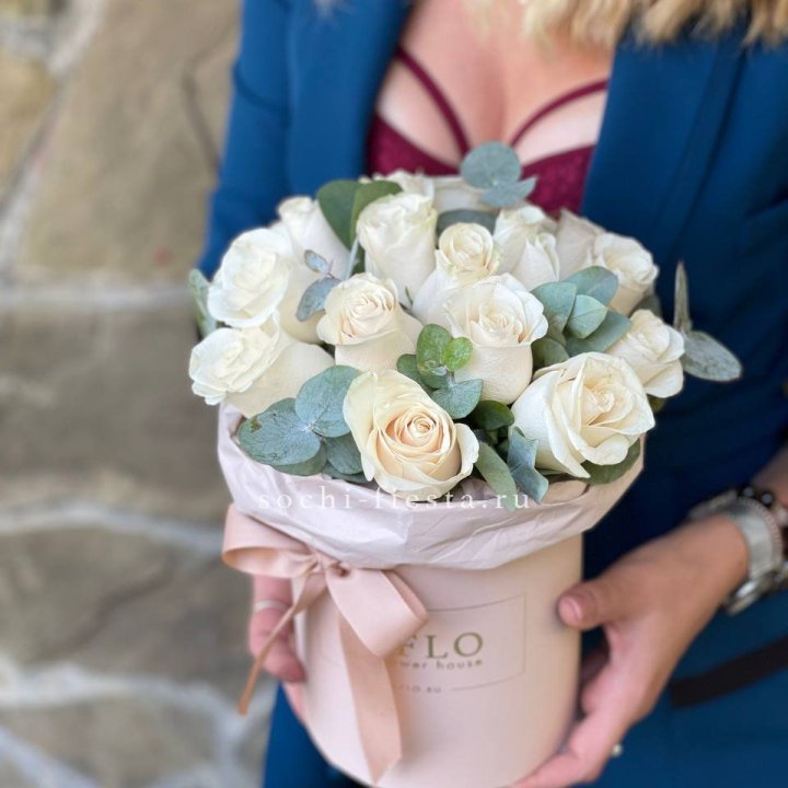 Цилиндр из белых роз в Красноярске