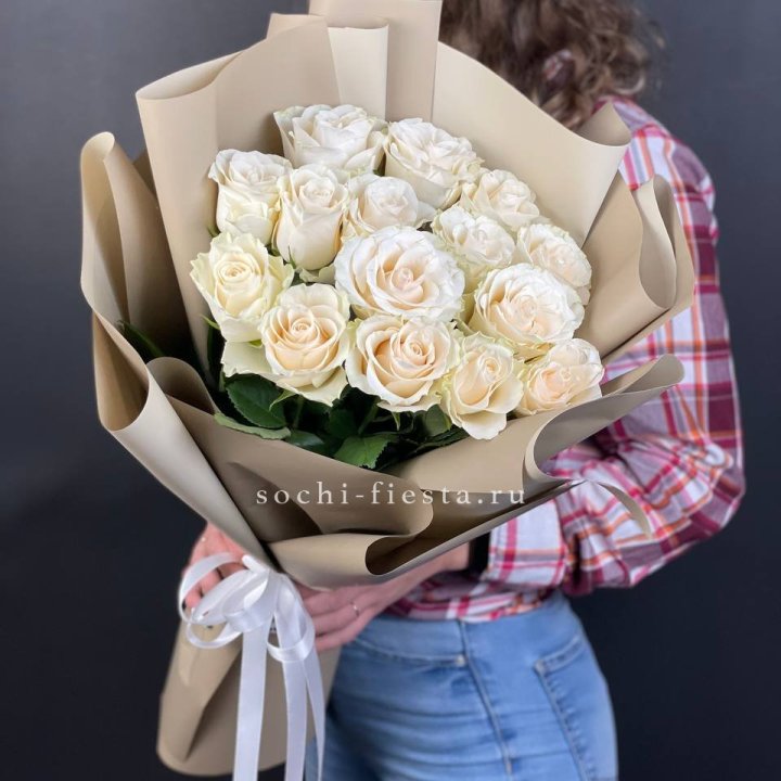 15 белых роз кофе в Красноярске