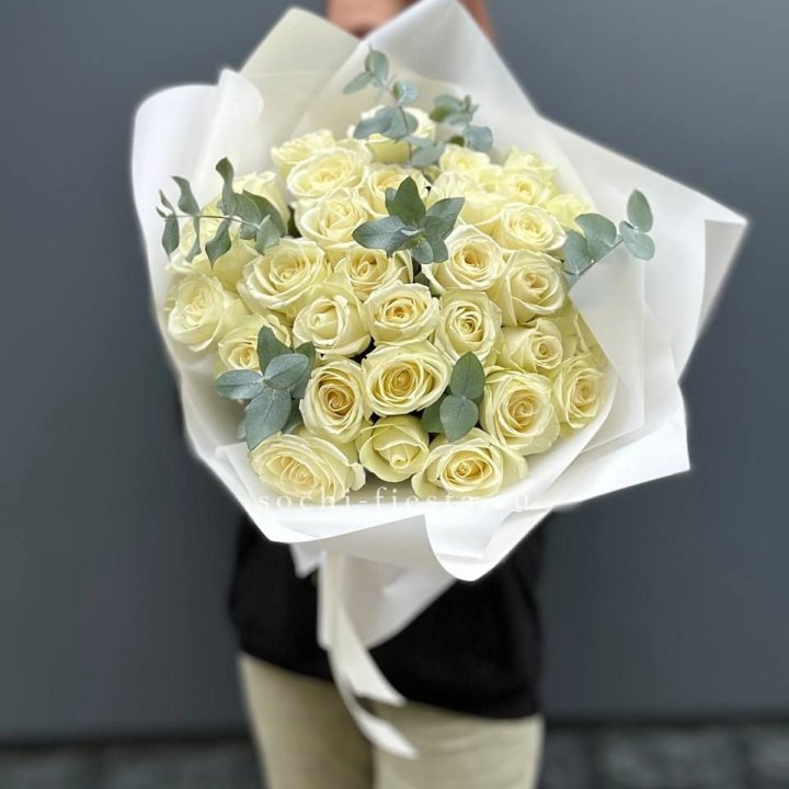 31 белая роза с эвкалиптом в Красноярске