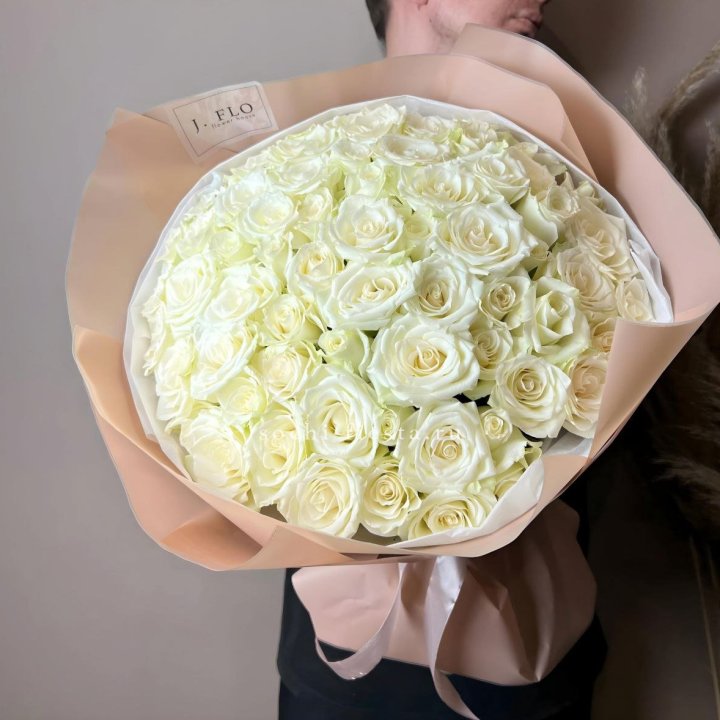 51 белая  роза в оформлении в Красноярске