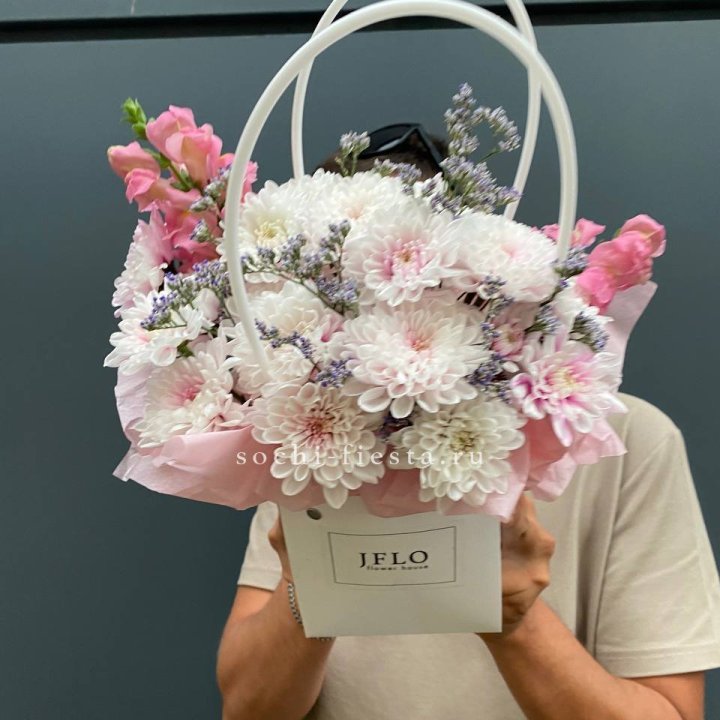 Сумочка из стойких цветов  в Красноярске