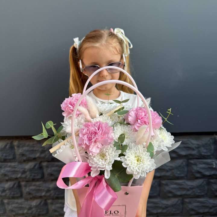 Сумочка из стойких хризантем и диантуса в Красноярске