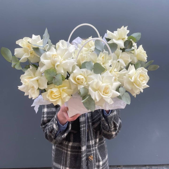 15 белых роз в сумочке в Красноярске