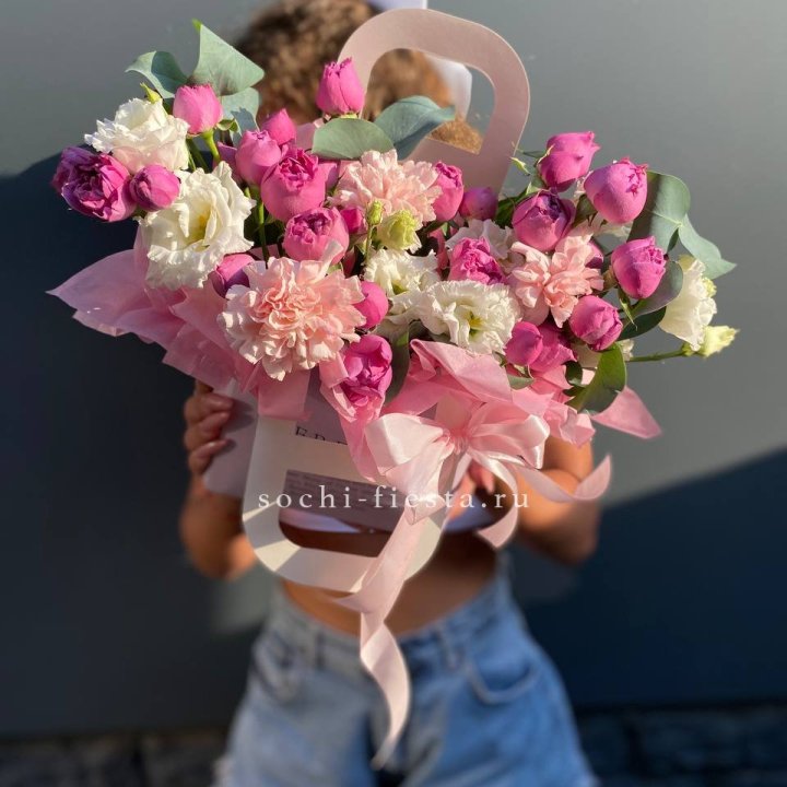 Сумочка с кустовой розой и диантусами в Красноярске