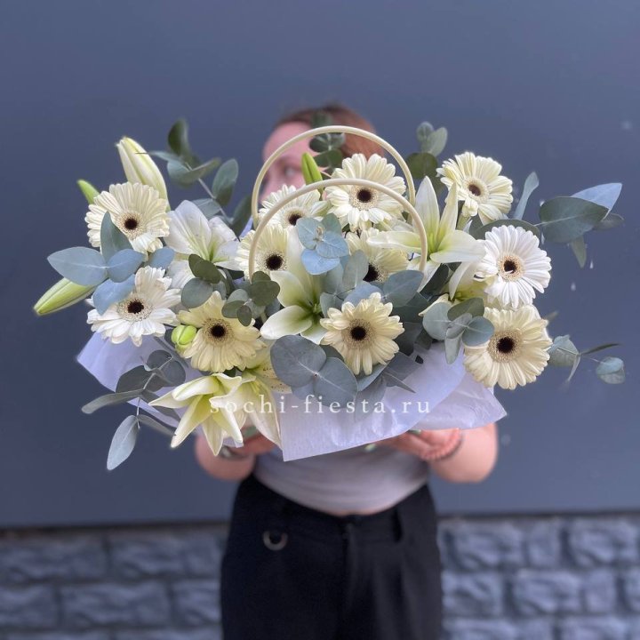 Сумочка лилии и герберы в Красноярске