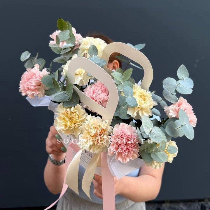 Сумочка из диантусов в Красноярске