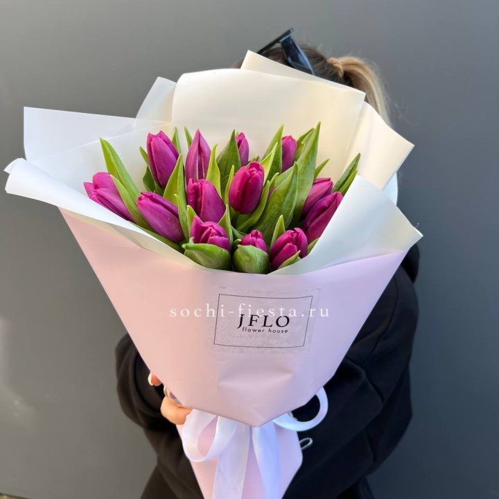 15 пурпурных тюльпанов в Красноярске