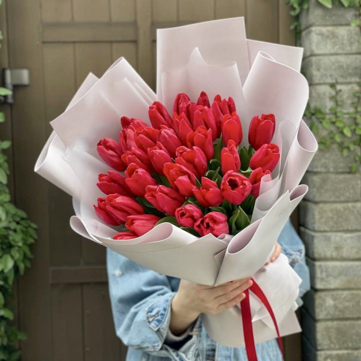 35 красных тюльпанов в Красноярске